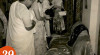 Foto Pengunjung melihat-lihat kain sulam yang dipamerkan pada Pameran Barang Kesenian India di rumah Duta Besar India, Jalan Taman Suropati, 29 Juli 1954.